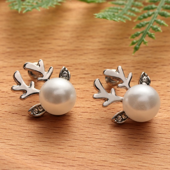 LiveChicStyle Jewelry - Gorgeous Silver Reindeer Pearl Earrings
